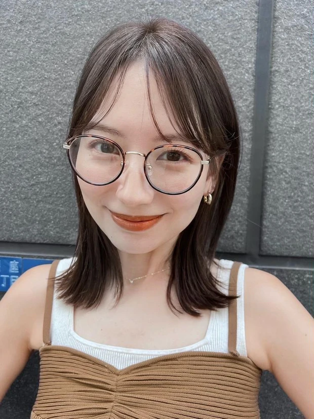 ヘアカタログ ミディアム ミディアムヘア 前髪あり 正面