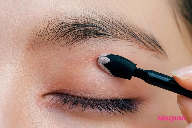 シャネルの春新色パレットで春メイク　ミニマム塗りですっきり美人アイ　HOW TO１