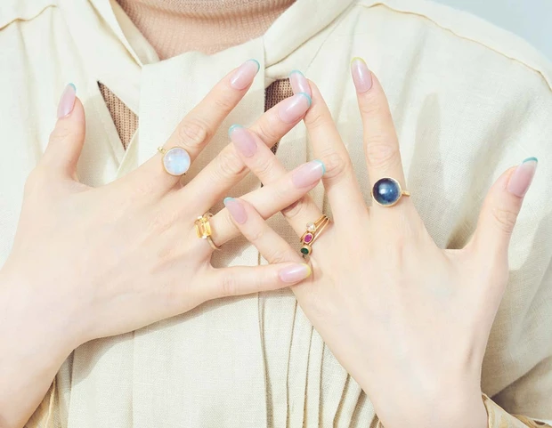 山本舞香 夏ネイル×天然石リングの重ねづけテク
