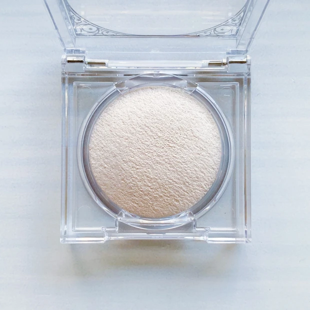 キャンメイク ムーングロウハイライター 01 ムーングロウホワイト。立体感を出すホワイトベージュ。