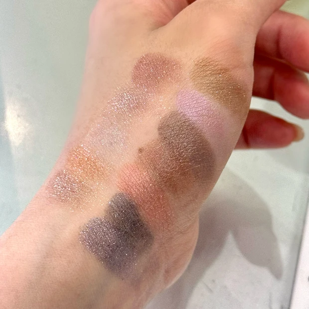 RMK インフィニシェイドシングルアイシャドウ 手の甲に複数のアイシャドウをスウォッチした画像｜ラメ入りからマットまで多彩な質感を比較
