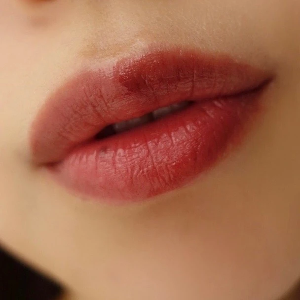 Ririmew リリミュウ センシュアルフィックスティント プチプラコスメ プチプラティント プチプラリップ ティントリップ 指原莉乃 さっしー プロデュース ツヤ 高発色 LOFT ロフト PLAZA プラザ 01 カーディナルローズ