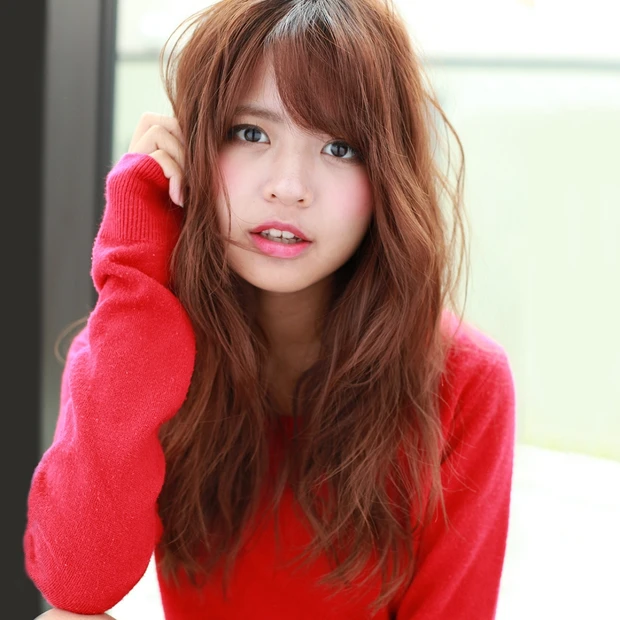 脱力感のあるゆる巻きで色っぽさも！ 小顔＆目力アップを叶える愛されロング