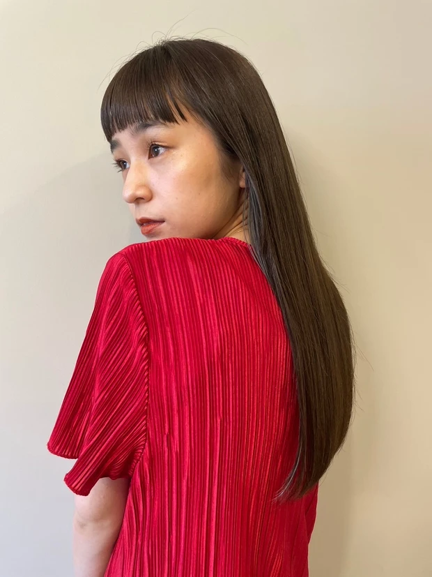 ロングヘア　30代　40代　ヘアスタイル　暗髪　前髪あり　韓国風