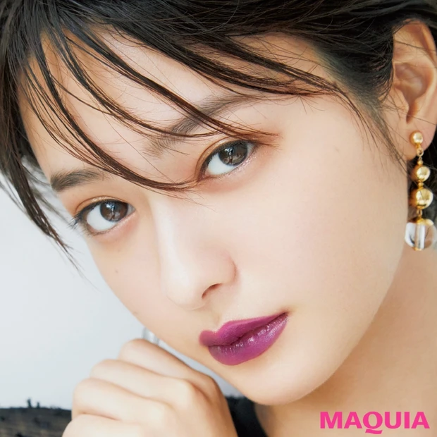 唇以外は引き算が必須！ 黒トップスにはモーヴリップの一点盛りがおしゃれ