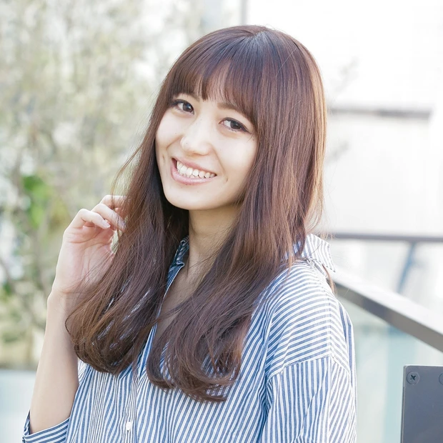 ツヤが出やすく、肌がキレイに見えるヘアカラーの大人可愛いフェミニンロング