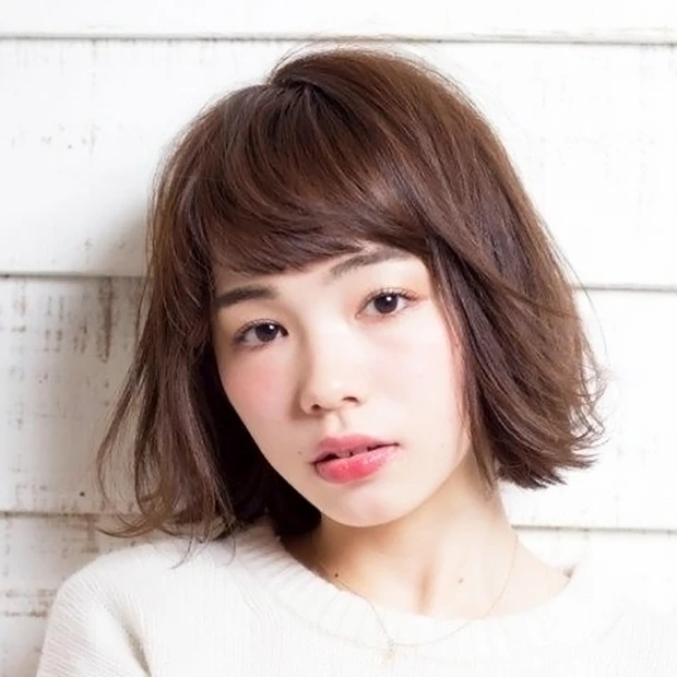 無造作に揺れる毛先のラフさで、シンプルボブも一目置かれるこなれたムードに