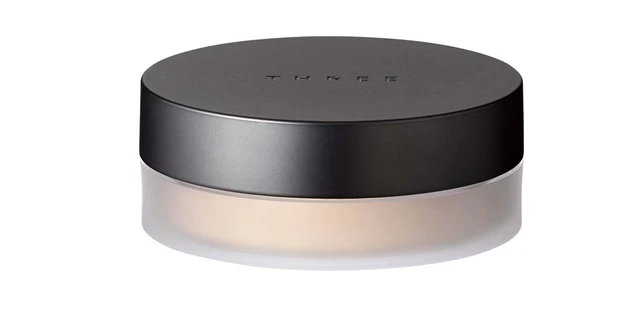 1.キラキラストーンが目を引く、K-POP風アイドルメイク_BASE_THREE アドバンスドエシリアルスムースオペレーター ルースパウダー 02