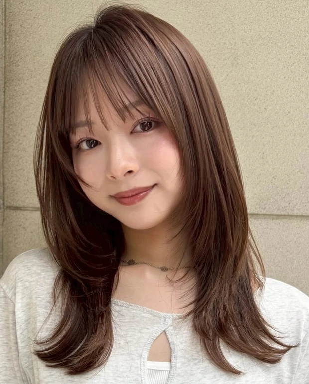 髪型 ミディアムレイヤー ミディアムヘア ピンクベージュ 前髪あり 正面