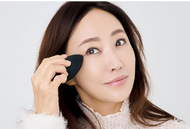 神崎恵さん直伝 KANEBO カネボウ ライブリー スキン ウェアⅡの塗り方 スポンジ