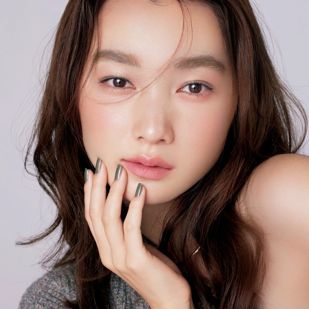 「密度のある太い眉」を、旬の「うすうす眉」に変換。カラーマスカラでこんな…