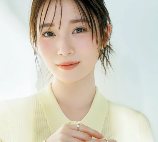 【10位】守屋麗奈さん、ポロニットを着る日のメイクプラン。透けイエロー×ピンクでやわらかな空気感を
