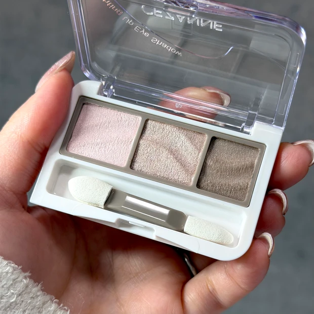 セザンヌ新作　ライティングアップアイシャドウ 03シェルグレージュ