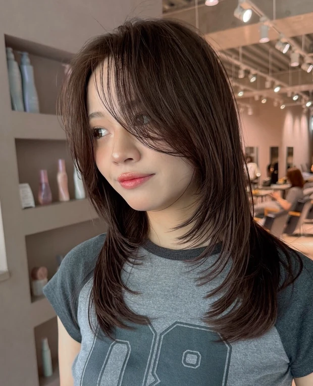 髪型　ミディアム　レイヤー　ミディアムヘア　前髪なし　サイド