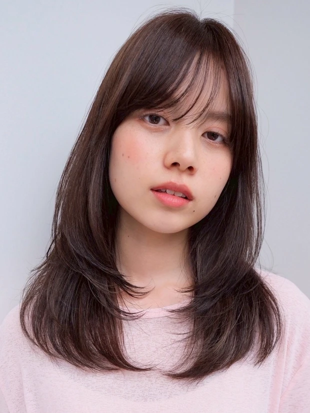 髪型　ミディアムレイヤー　ミディアムヘア　小顔見え　前髪あり　正面