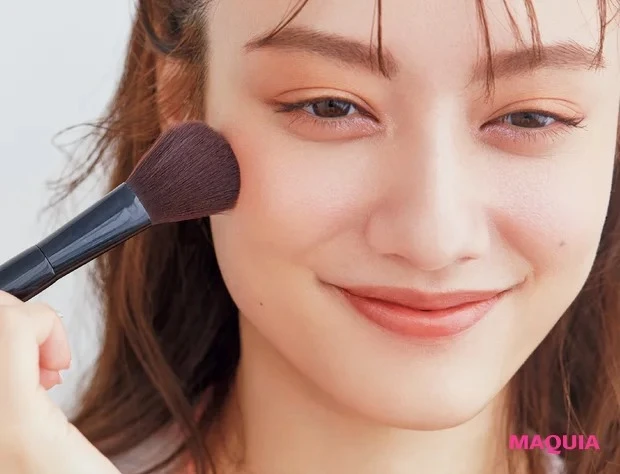 オレンジ✕パープルのレイヤードメイク チーク