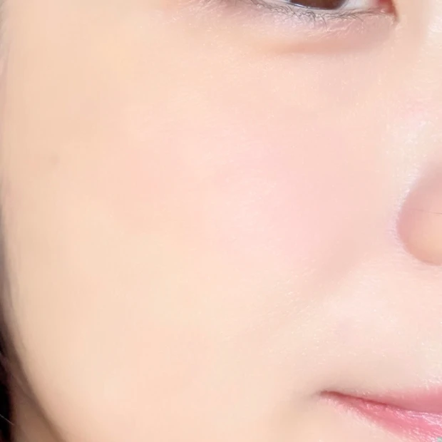 ジルスチュアート「パステルペタル ブラッシュ  リボンファッションショー  106 ribbon party」塗布写真