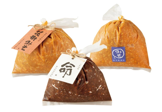 素朴なルックスも好印象。（右から）杉桶味噌500g ￥648、三年味噌500g ￥1296、花街味噌500g ￥864