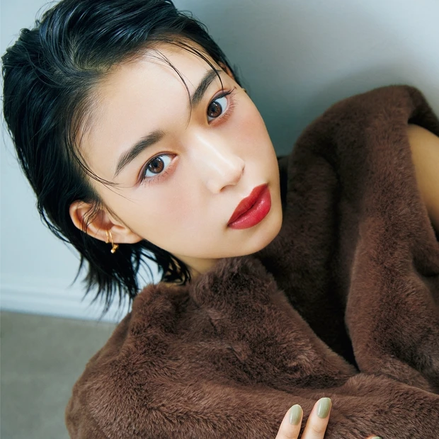 森川 葵さんの秋色メイクプラン。大胆なヴァーミリオンリップが今季の注目!