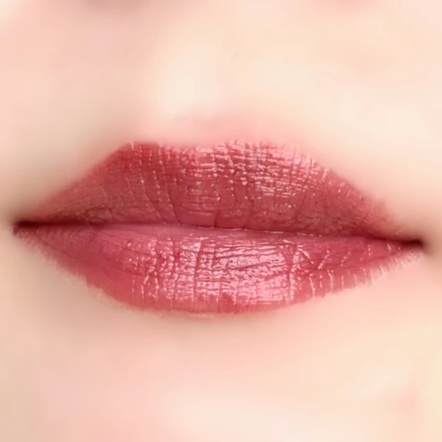 哀愁の亡霊を塗った唇アップ写真