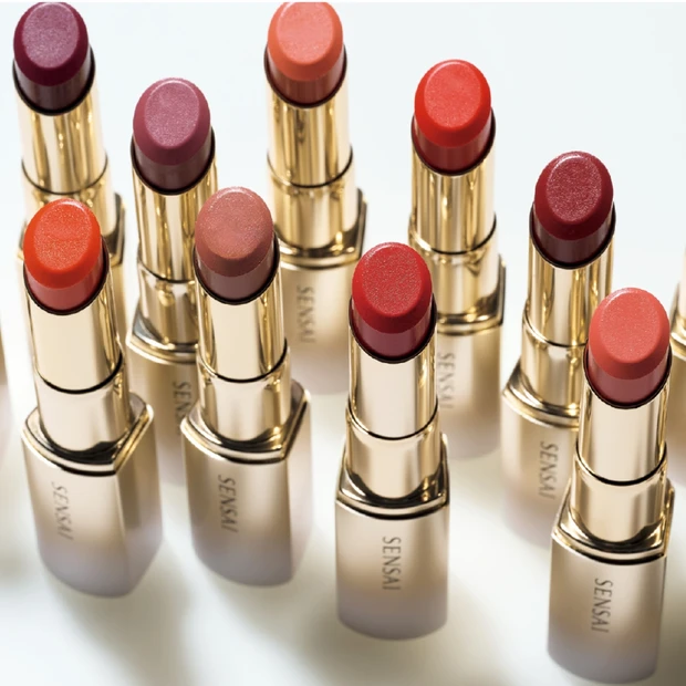 センサイの新作「モイスチャー インテンスリップスティック」の魅力とは? 美容愛好家の野毛まゆりさんが熱弁!