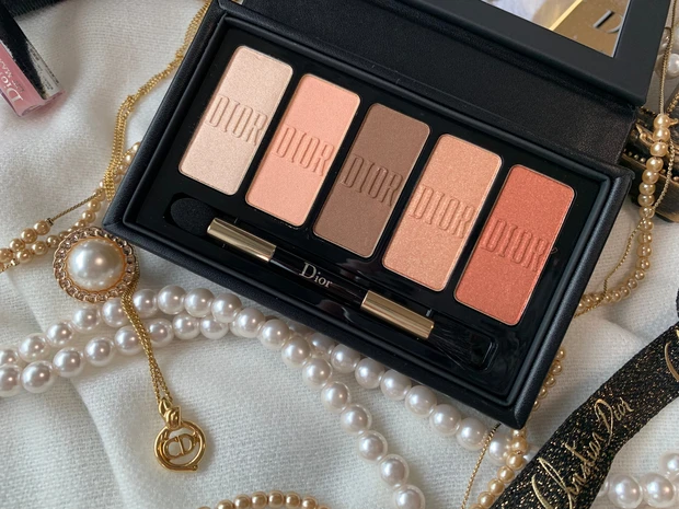 THREEのグラマラスなホリデーパレットで自分アゲ❤︎煌めきと奥ゆきで魅せるメタリックメイク_11