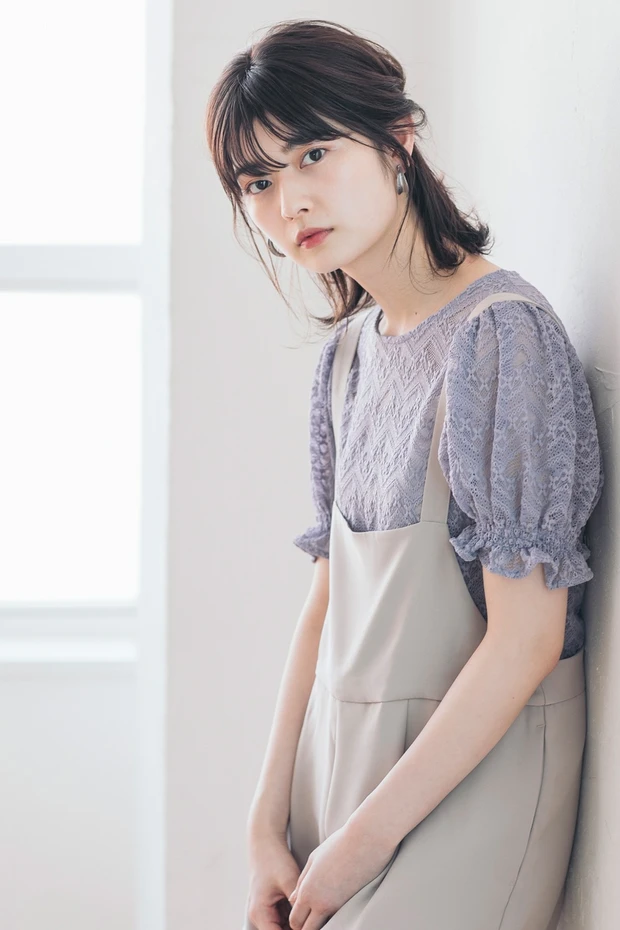 流行りの甘辛コーデには、ねじりアレンジで軽やかさをプラス