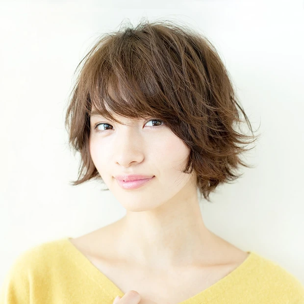 ネックラインも美しく見せる、色っぽカジュアルなスウィングショートヘア