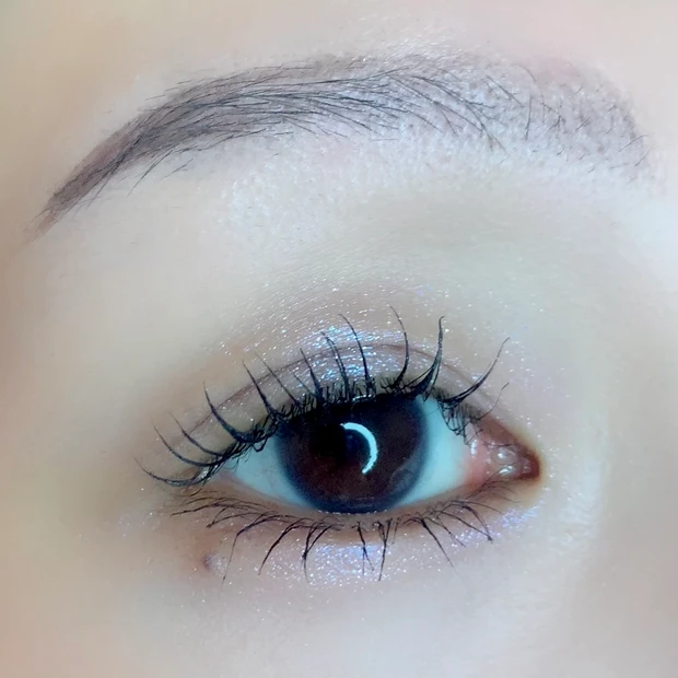 LUNASOL ルナソル モノアイカラーレーション 11ミスティックソワレを目元に塗った様子