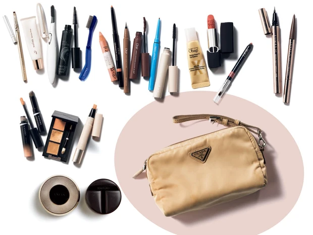 【田中みな実のポーチの中身22選】かさばらない"棒モノ”が豊富！愛用コスメ全公開