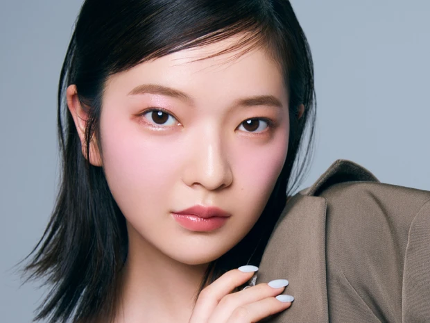 ペリペラの青みピンクチークで“可愛げ”が加速！ プチプラで盛るトレンドメイク【MAQUIAプチプラコスメグランプリ2025】