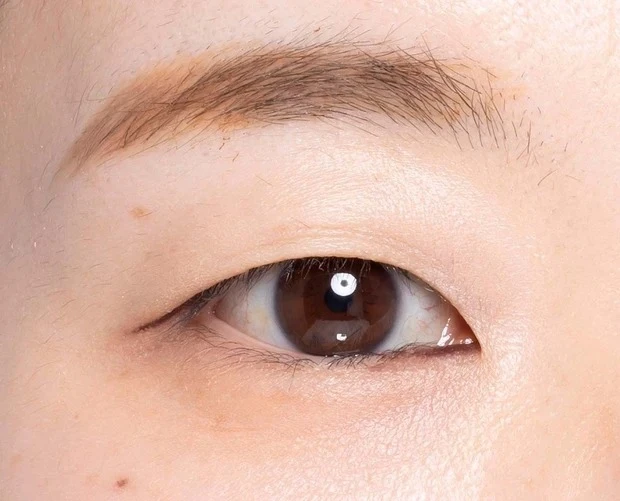 【一重メイクのやり方】アイラインの引き方 下まぶたの目頭部分のフレームを強調することで、切れ長な瞳印象に。
