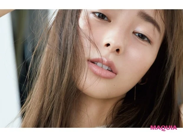 ハイライトのうるじゅわ感を とことん際立たせる_ハイライトを頬広め、まぶた上、鼻根、鼻先、唇の山上にON。