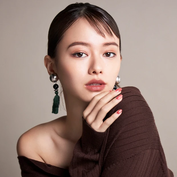 【山本舞香】色気と強さを宿したレッドブラウンリップ1