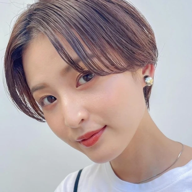 ショート 30代 40代 ヘアスタイル 暗めカラー 前髪なし