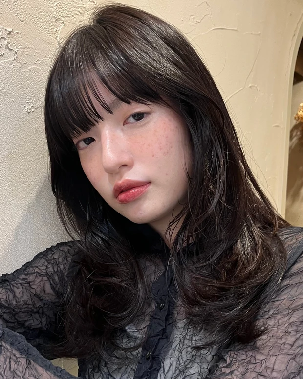 髪型　ロングレイヤー　ロングヘア　前髪あり　暗髪　サイド