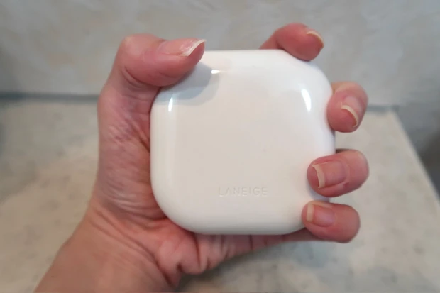 LANEIGE(ラネージュ)  ネオ エッセンシャル フィニッシュパウダーのサイズ感