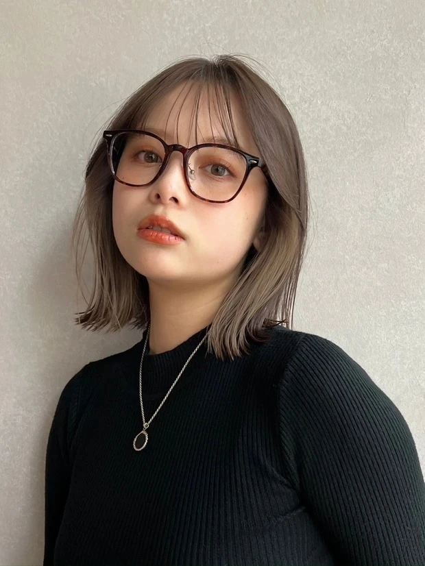 Un amiの髪型・ヘアスタイルまとめ_ボブヘア_【メガネに似合う外ハネボブ】切りっぱなしライン✕インナーカラーがおしゃれな重軽ボブヘア
