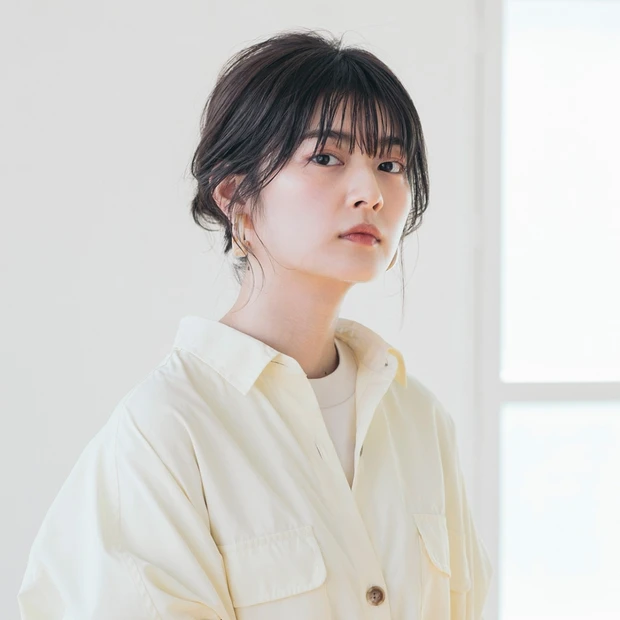 【GU×似合うヘアアレンジ】注目のペールイエローのビッグシャツには、シン…