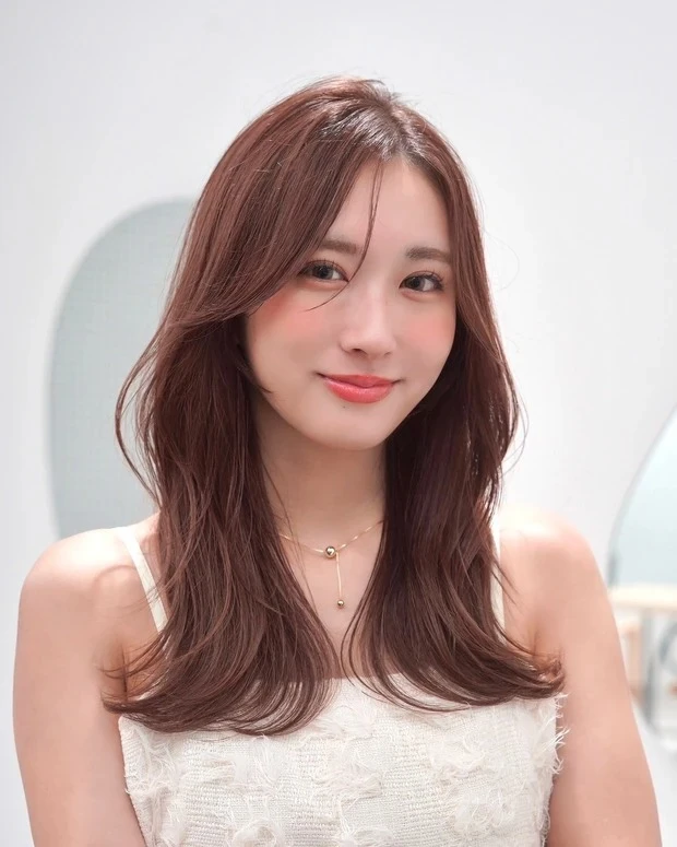 Un amiの髪型・ヘアスタイルまとめ_ミディアムヘア_【サイドパート】長め前髪で輪郭カバー!ノンパーマでまとまる小顔ミディアム