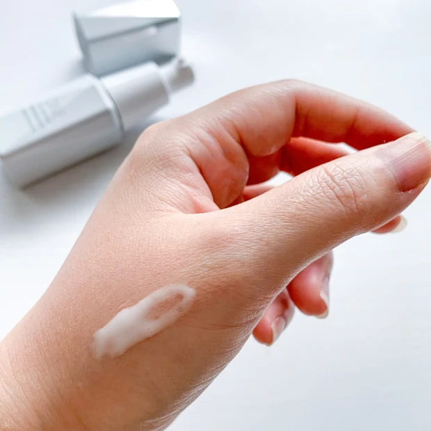 ONE BY KOSE メラノショット Pを手の甲に出した、テクスチャーがわかる写真