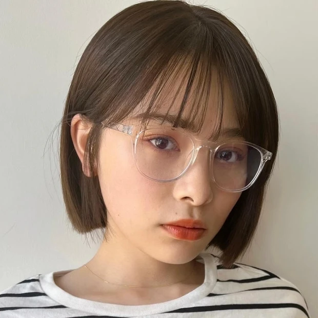 ショート ボブ 30代 40代 ヘアスタイル 暗めカラー 前髪あり