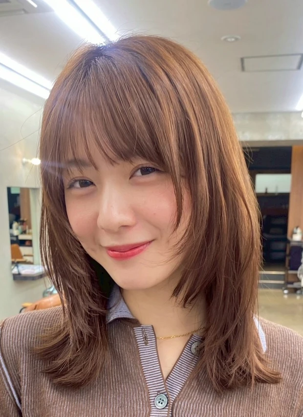 髪型 ミディアムレイヤー ミディアムヘア 小顔ヘア スタイリング方法