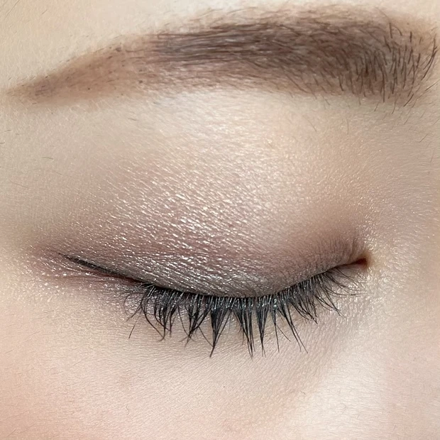 どんなメイク･服装にも合う大人気《万能アイシャドウ》を使ったメイク3パターンをご紹介【毎日メイク】_3_2