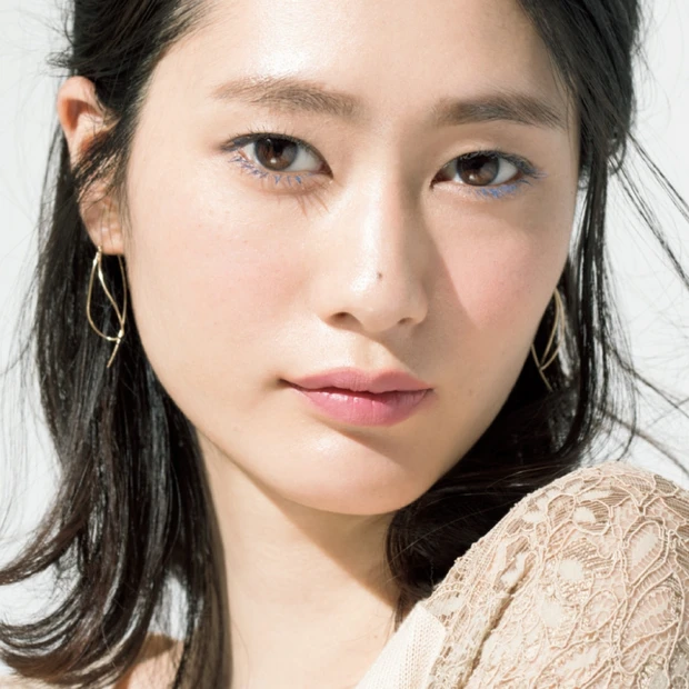 ミステリアスで色っぽい！一重＆見開くと一重さんの“魅惑のネイビー”テク