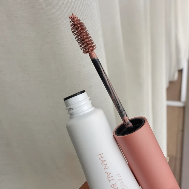 【ロムアンド】人気の眉マスカラ5色を比較レビュー！ハンオールブロウカラの推しカラー紹介：④【眉の存在感を消したいなら】10 ブロッサムグレー