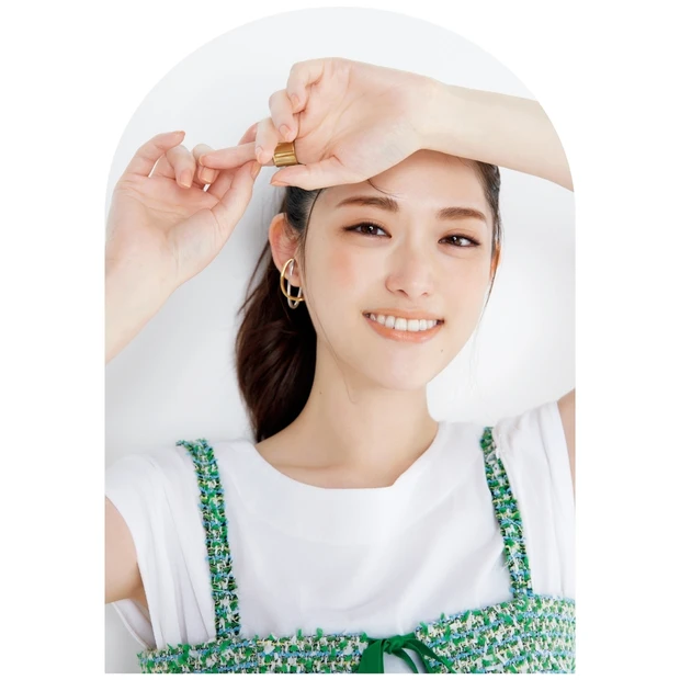 松村沙友理さんのポーチの中身を拝見♡ リップケア、下地、ファンデーション…