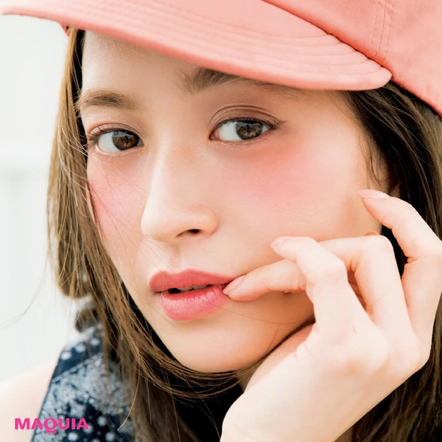 こんがり日焼けは卒業!大人のリゾートメイクはブラウンの目元と淡い日焼け風…