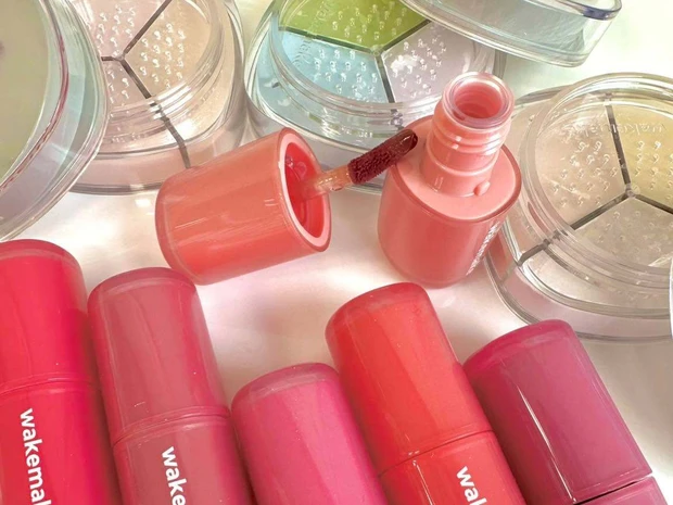 【韓国コスメ】wakemakeがブランドリニューアル！ 新リップ＆パウダーをスウォッチ