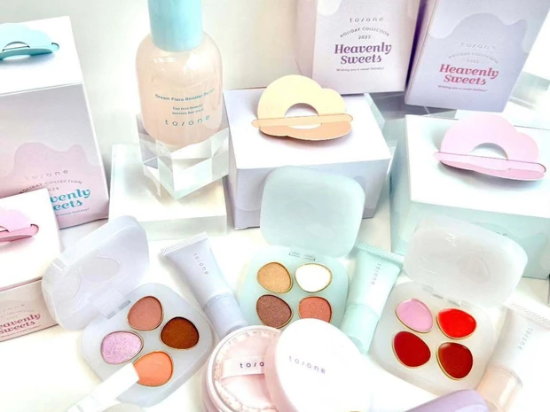 to/one（トーン）のホリデーをスウォッチ！ スイーツが並ぶパティスリーがテーマ【クリスマスコフレ2025】